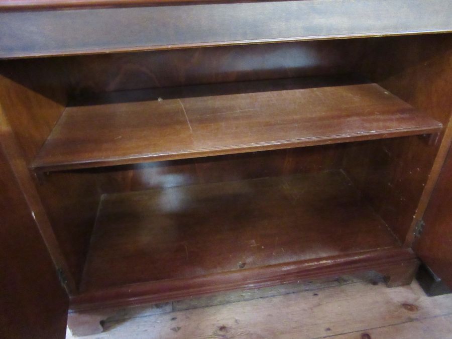 A mahogany cabinet, with glazed upper section and cupboard to the base - Image 3 of 3