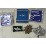 A collection of Military items, to include an RAF compact and badges