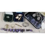 A collection of assorted jewellery, to include rings, brooches etc