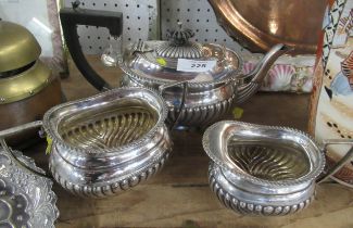 A silver three piece tea set, weight 19oz all in