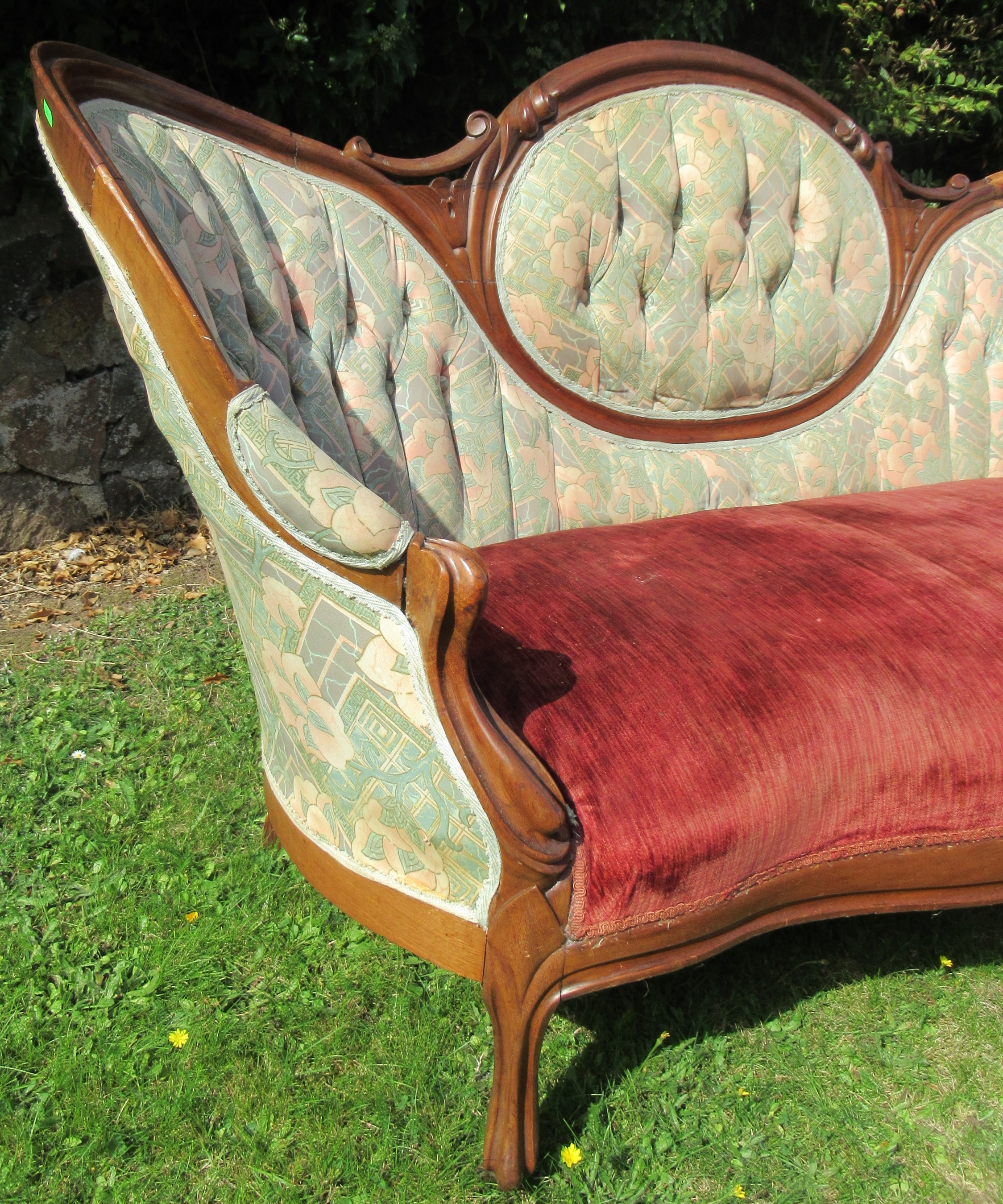 A 19th century showwood spoon back settee - Image 2 of 2