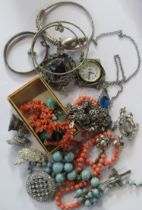 A collection of costume jewellery, to include a graduated cultured peal necklace (a/f), a coral