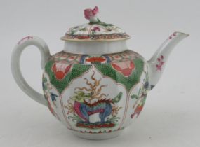 An 18th century Worcester porcelain tea pot, decorated with the Dragon in Compartments pattern, seal