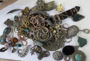 A quantity of costume jewellery, to include gilt metal and continental jewellery