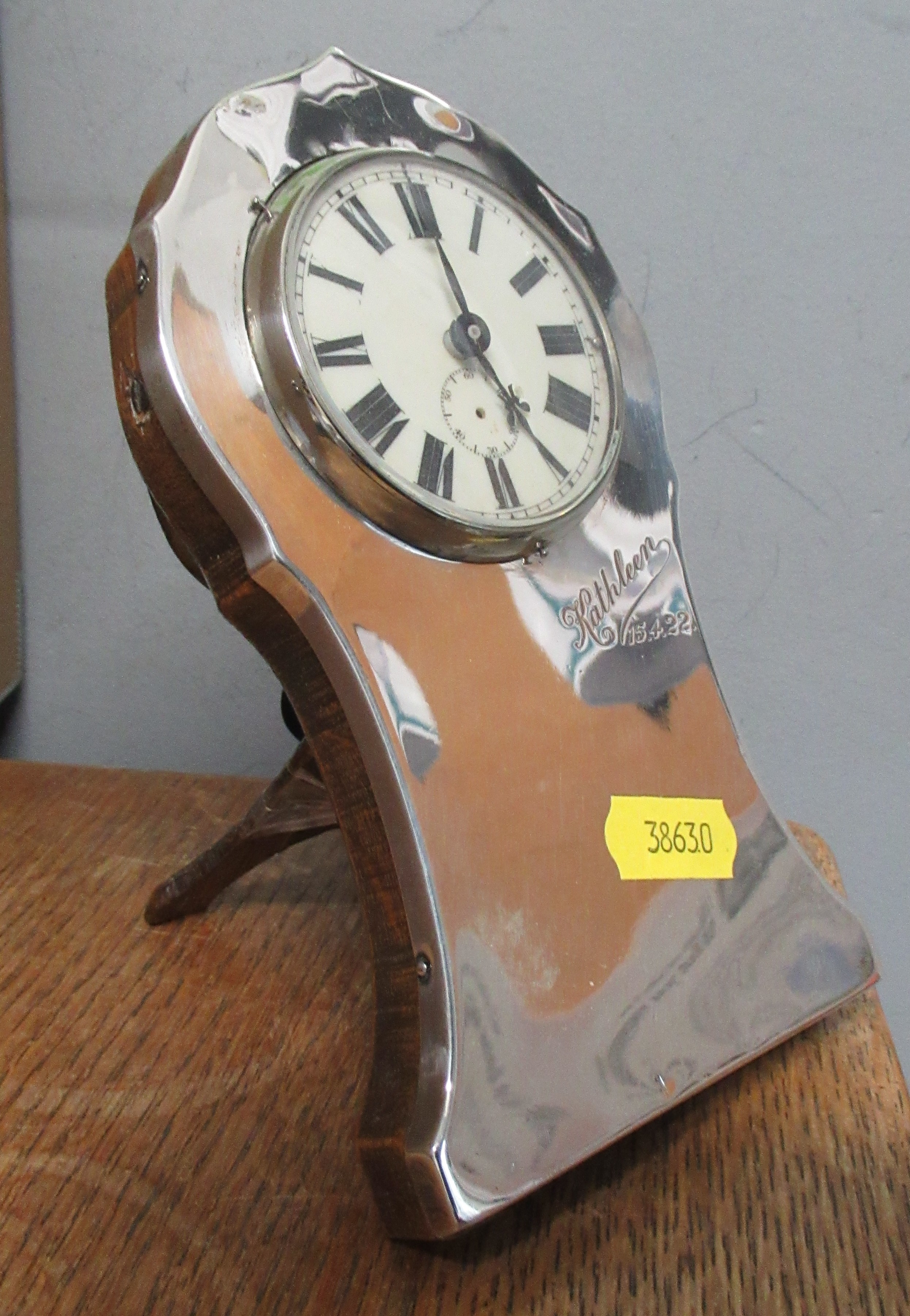 A silver mounted desk clock, with engraved inscription and modern movement, height 6.25ins - Bild 2 aus 5