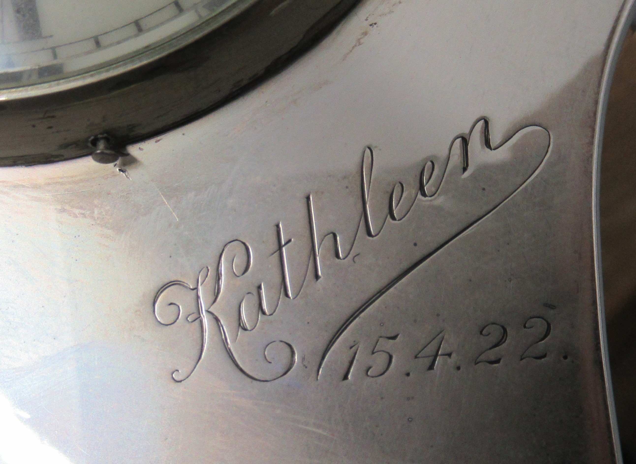 A silver mounted desk clock, with engraved inscription and modern movement, height 6.25ins - Bild 3 aus 5