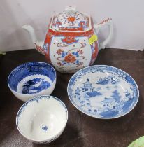 An Oriental tea pot, together with three pieces of blue and white