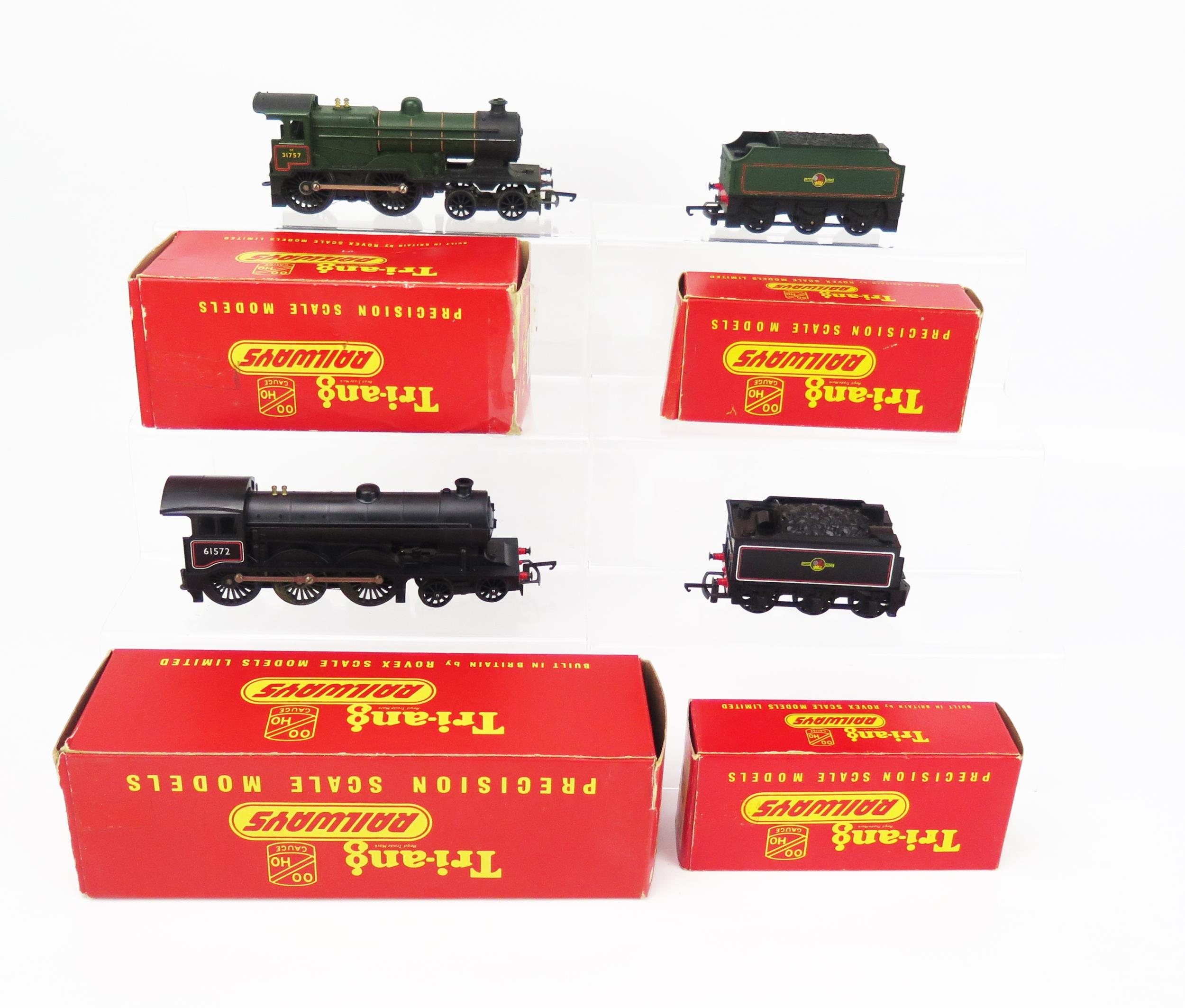 Triang Railways OO Gauge Loco and Tender pair - (1) R150 4-6-0 Class B12 Loco and R39 Tender BR61572 - Image 2 of 3