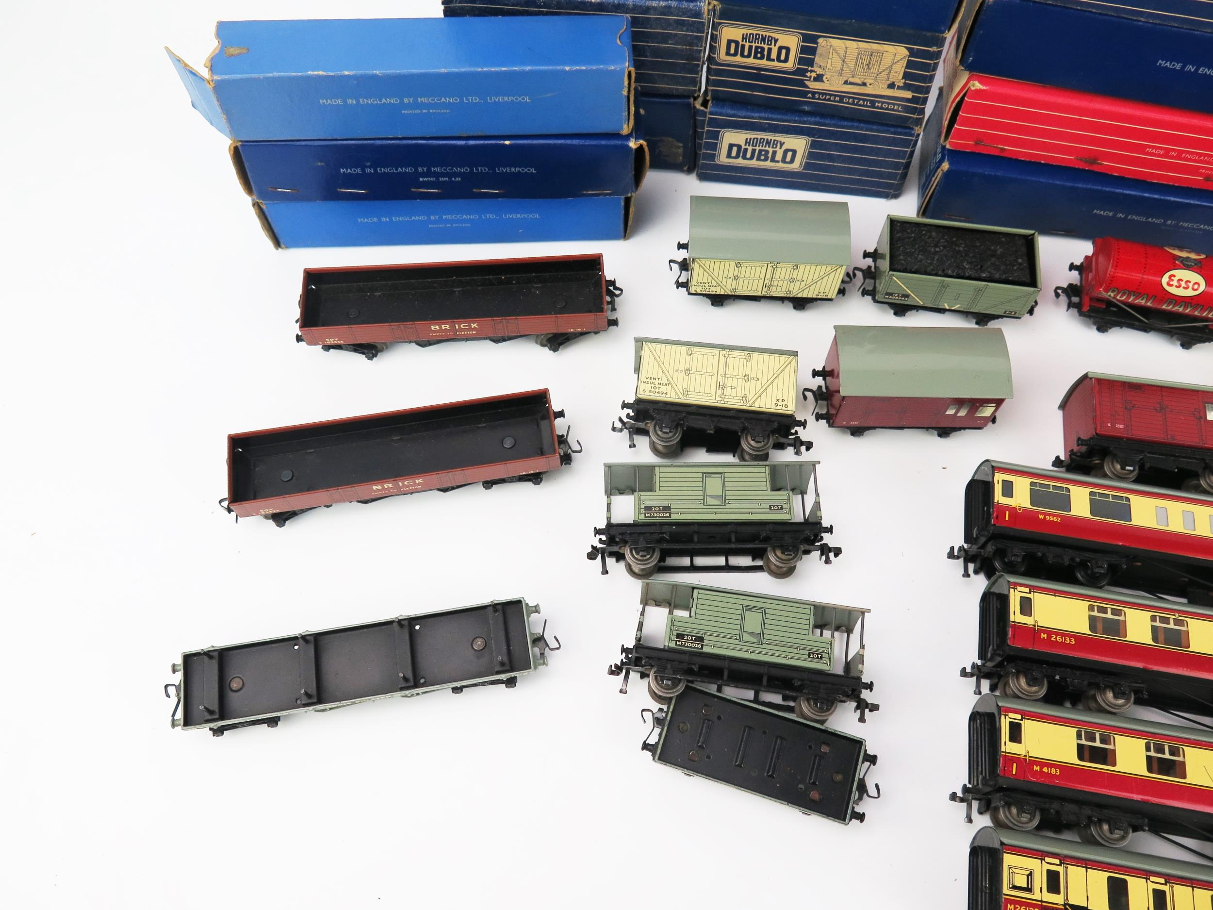 Hornby Dublo OO Gauge Coach/Stock Collection, all tinplate including 4048 Restaurant Car, 32017 x2 - Image 3 of 3