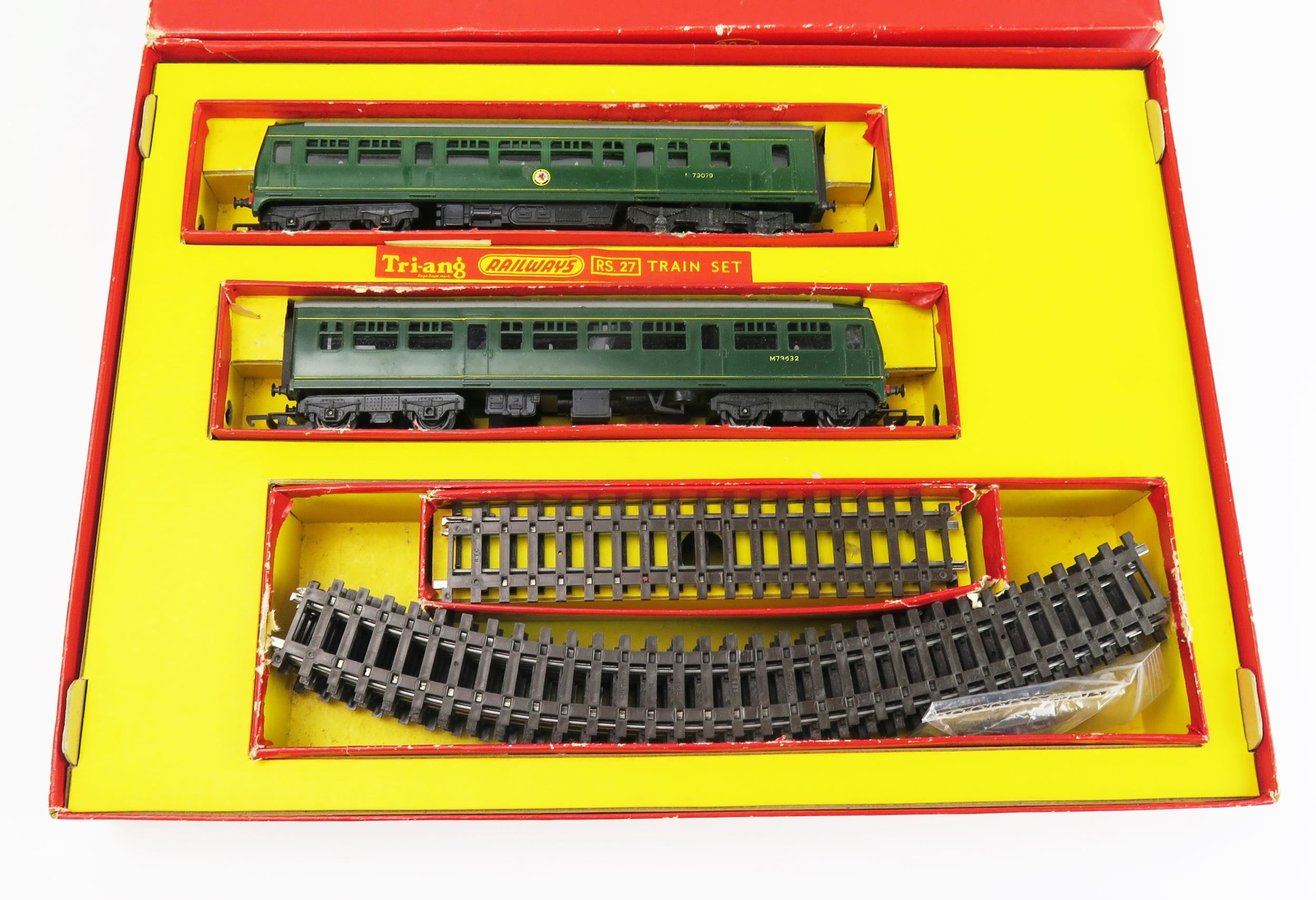 Triang Railways OO Gauge RS27 Suburban DMU 2 Car Train Set - excellent in good box with one torn - Image 2 of 2