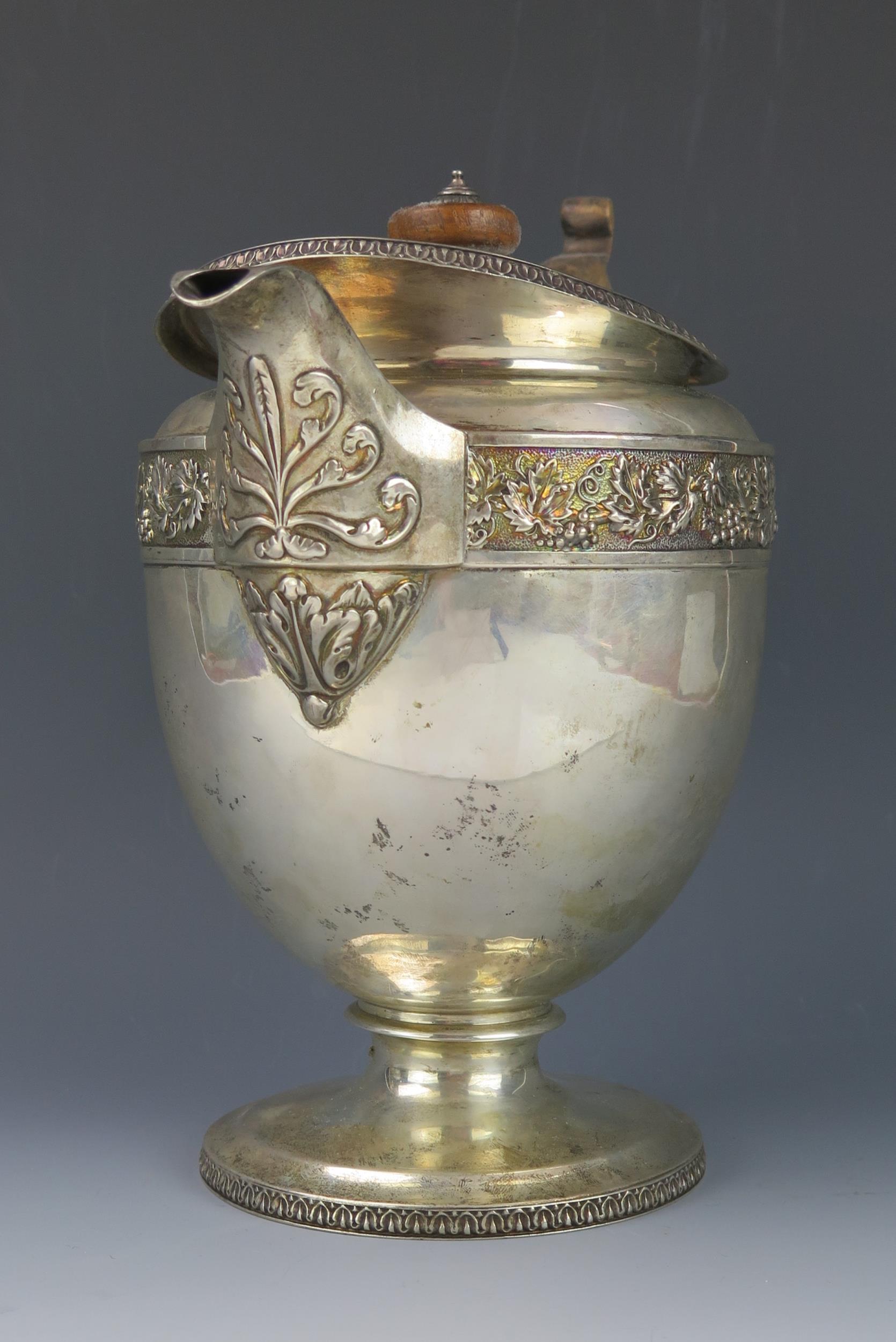A George III silver coffee pot, maker Rebecca Emes & Edward Barnard I, London, 1812, of ovoid form - Bild 2 aus 3
