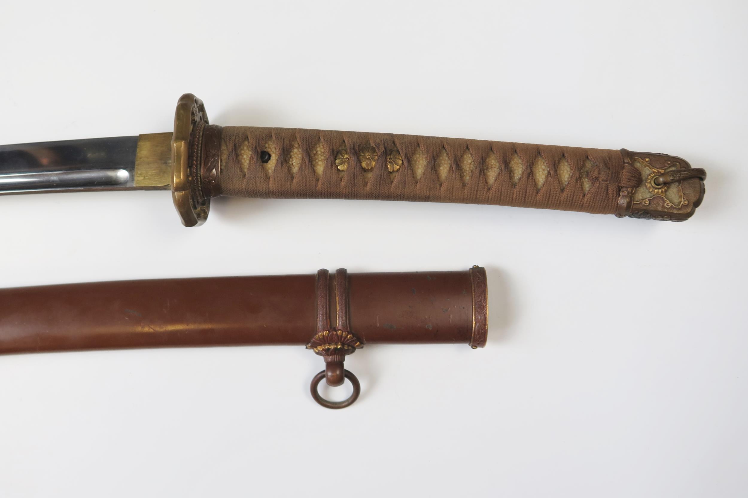 WWII Imperial Japanese Officer's Sword with unmarked 72cm blade - Image 2 of 10