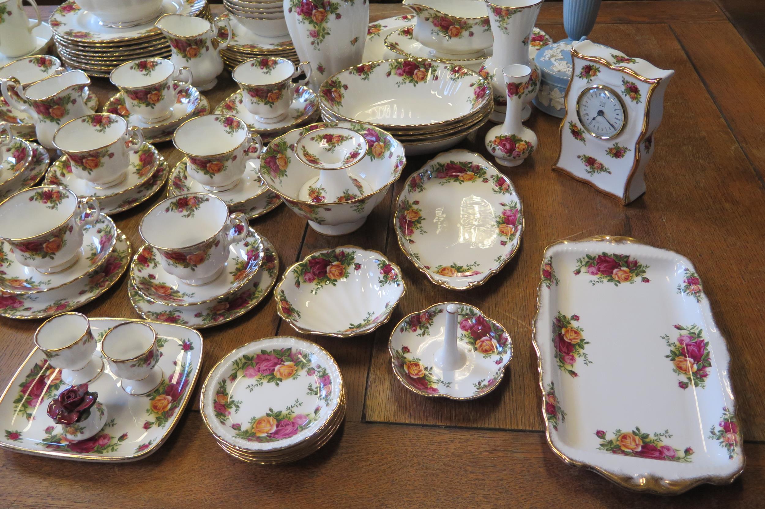 An extensive Royal Albert 'Old Country Rose' pattern, tea coffee and dinnerware also includes, - Image 3 of 5