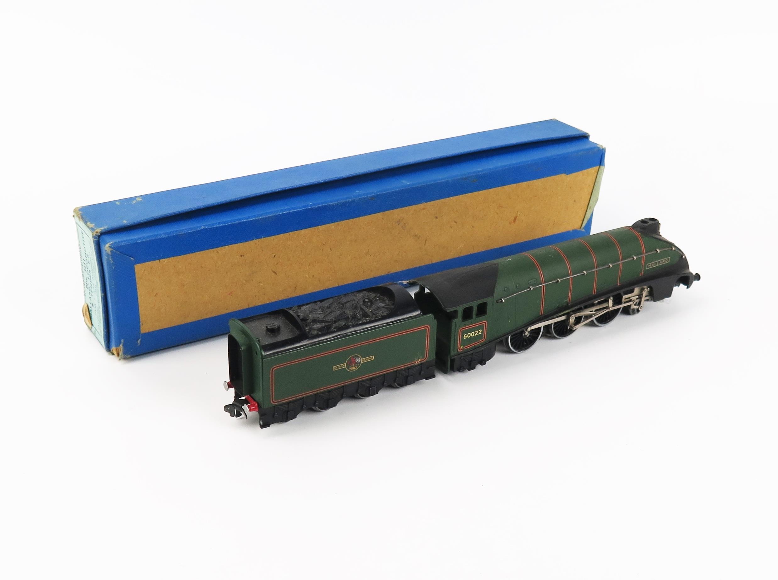 Hornby Dublo OO Gauge 3 Rail No. 3211 'MALLARD' Locomotive and Tender. BR Green 60022 - excellent ( - Image 2 of 3