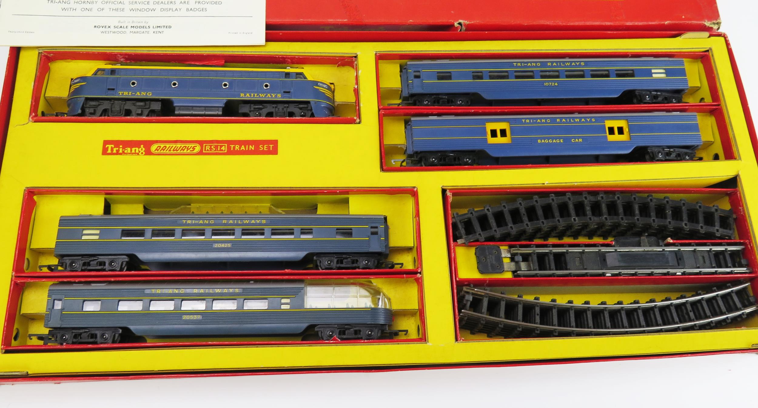 Triang Railways OO Gauge RS14 Transcontinental Passenger Train Set in blue/yellow with Double - Image 2 of 2