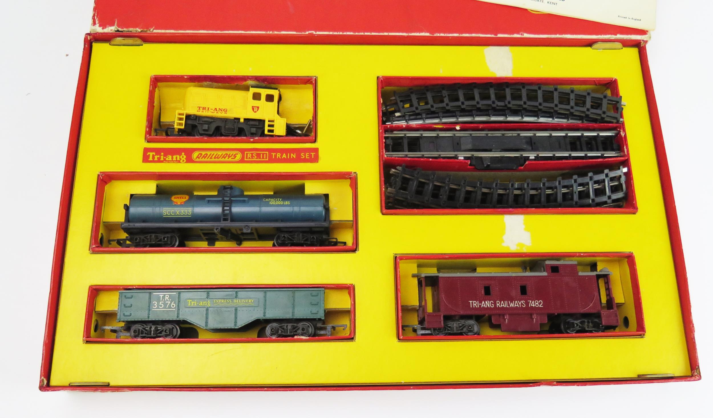 Rare Triang Railways OO Gauge RS11 Freight Train Set with R253 Dock Shunter in yellow with black - Image 2 of 2