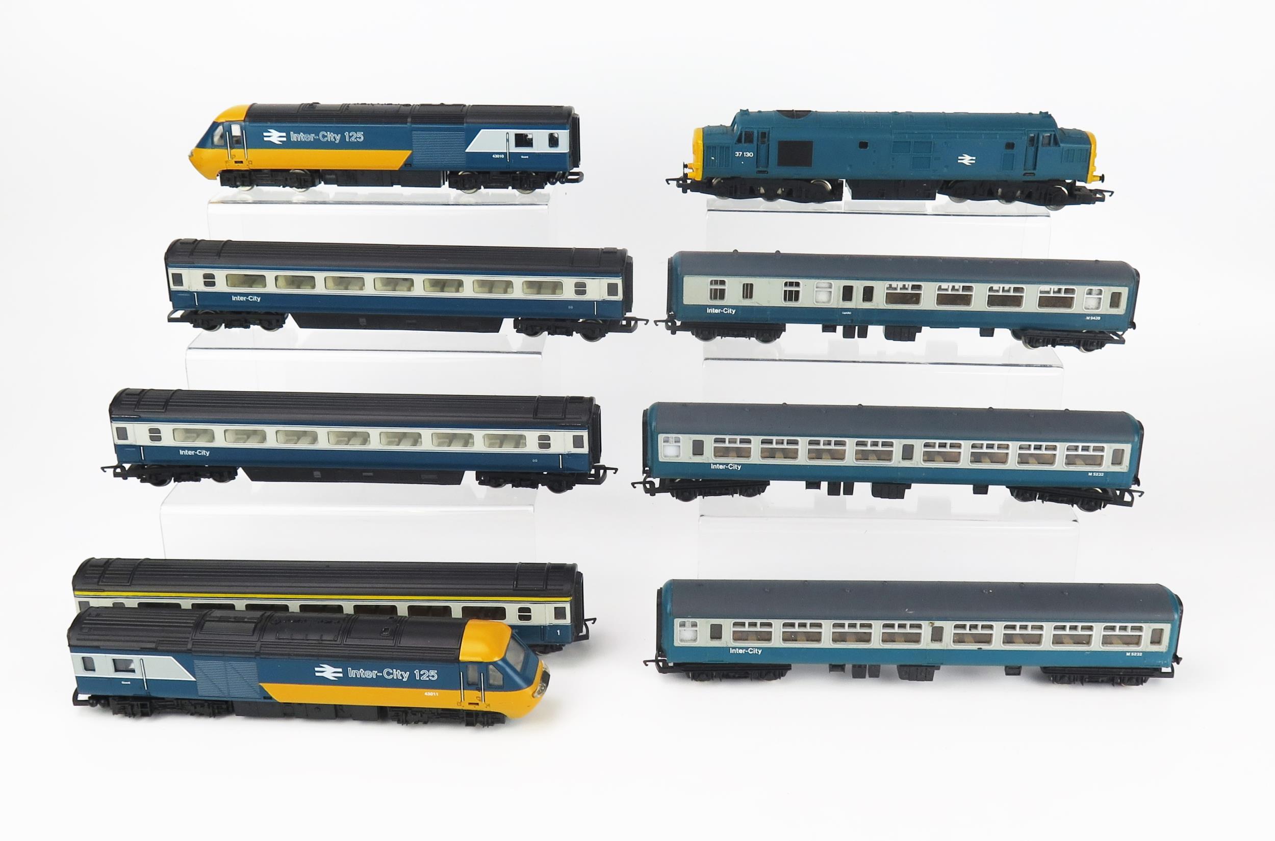 2 Hornby OO Gauge Intercity Locomotives and Passenger Coaches - (1) Class 43 HST Intercity 125 Set