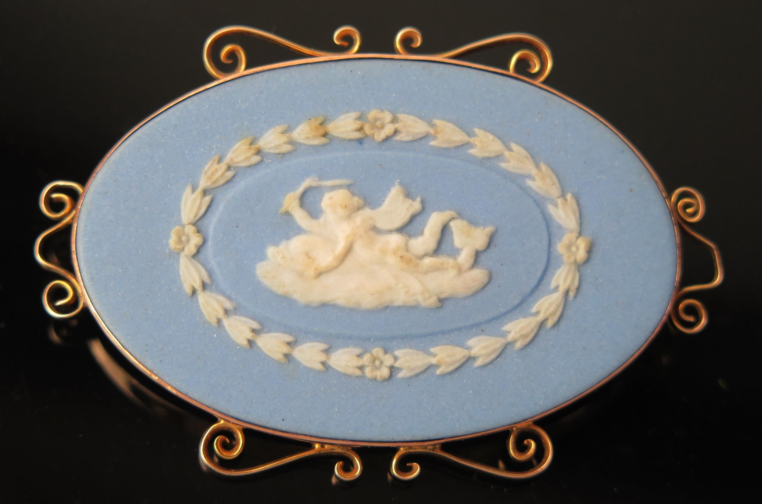 A mid 20th Century Wedgwood plaque brooch, in a 9ct gold mount. 4.5cm wide