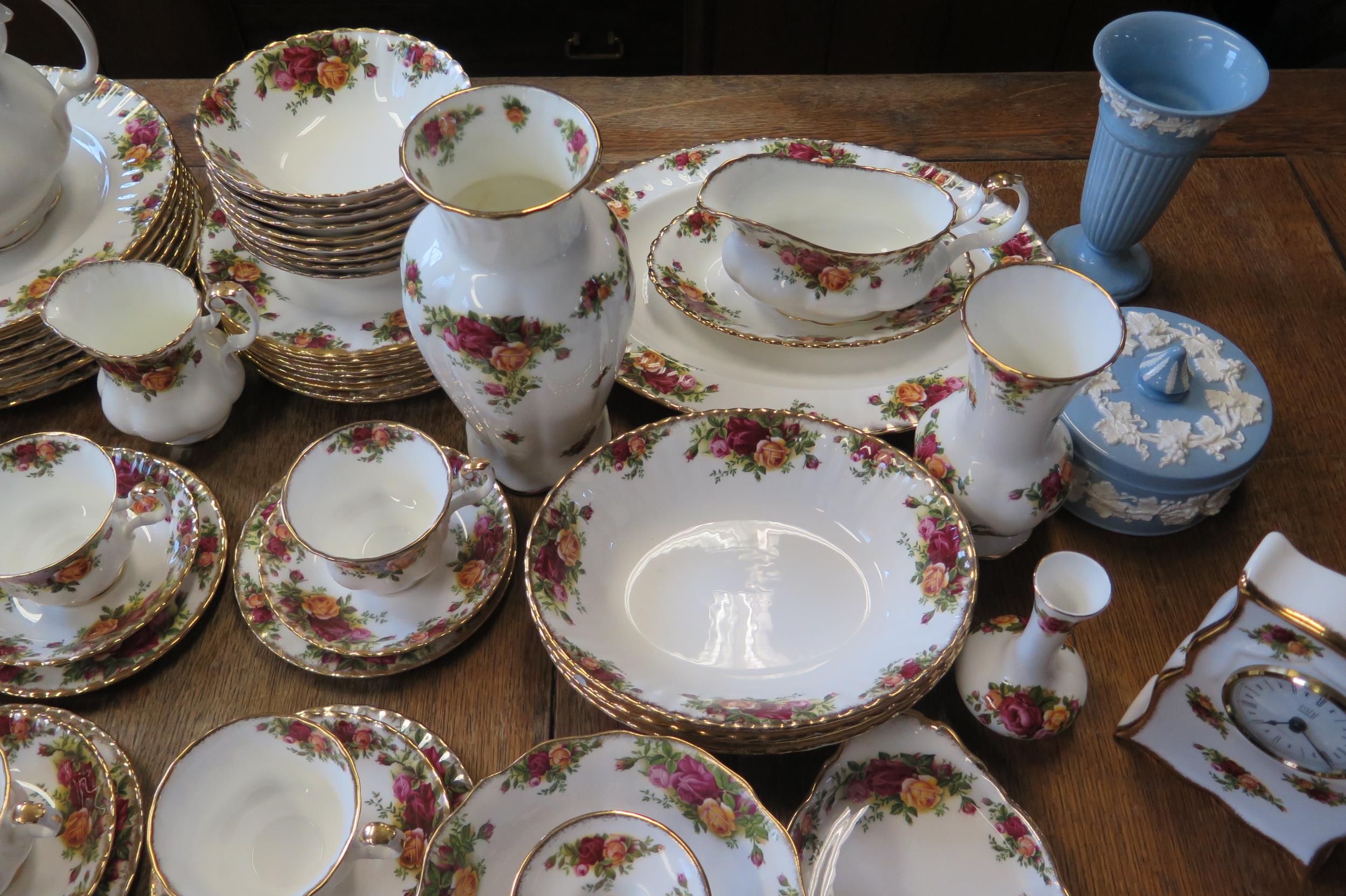 An extensive Royal Albert 'Old Country Rose' pattern, tea coffee and dinnerware also includes, - Image 4 of 5