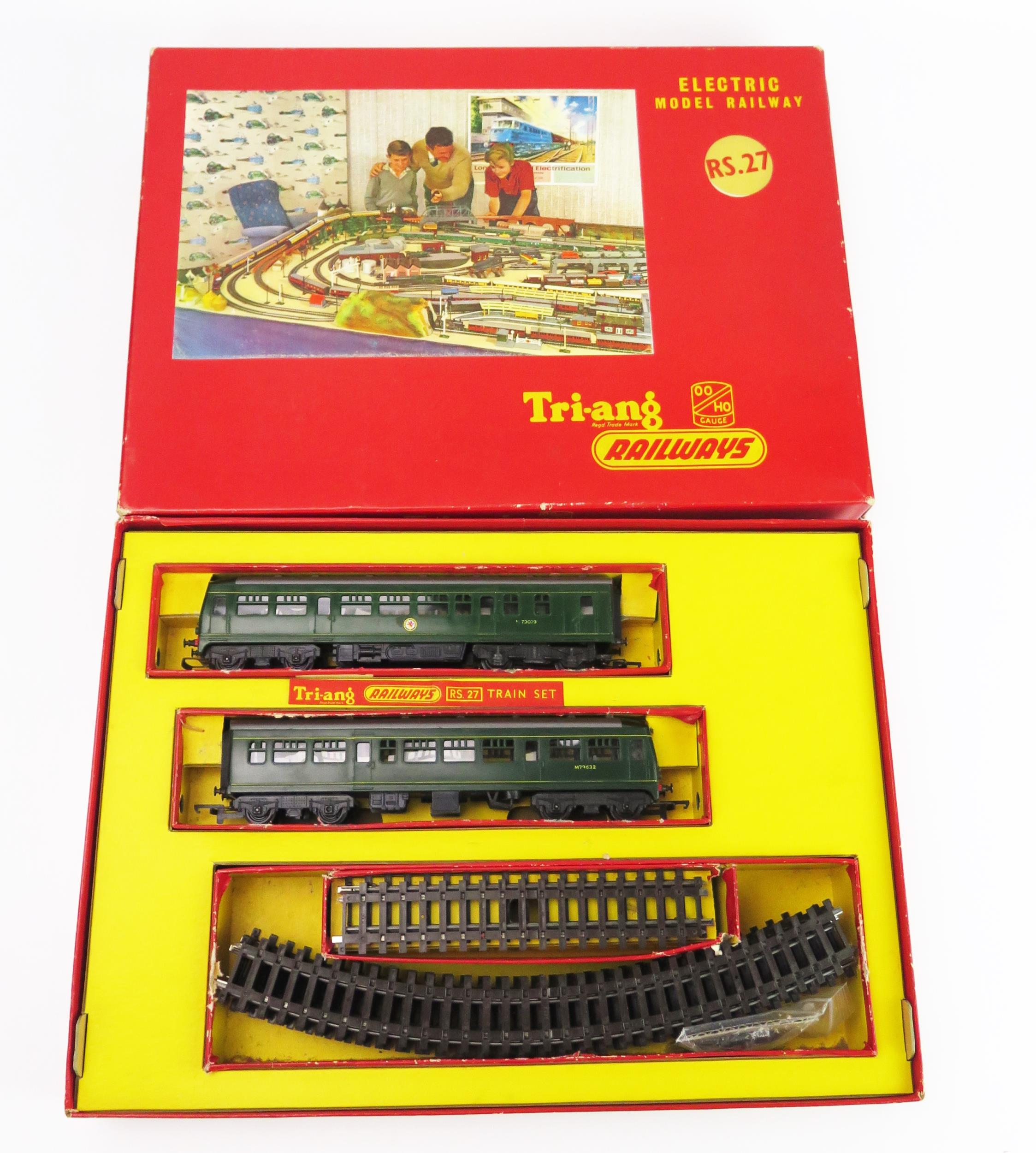 Triang Railways OO Gauge RS27 Suburban DMU 2 Car Train Set - excellent in good box with one torn