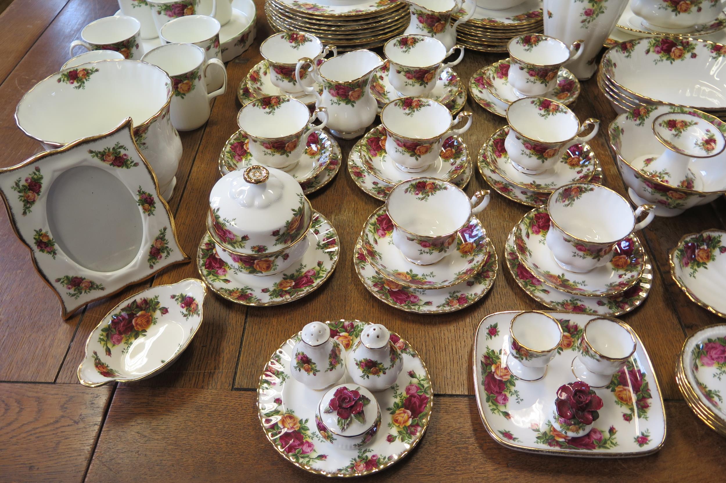An extensive Royal Albert 'Old Country Rose' pattern, tea coffee and dinnerware also includes, - Image 2 of 5