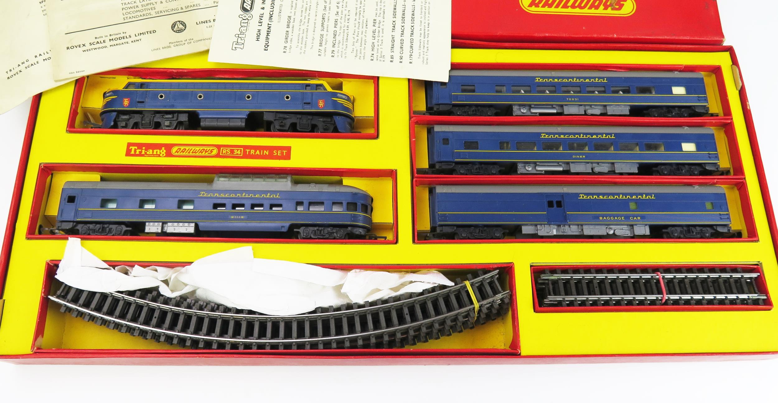 Triang Railways OO Gauge RS34 Transcontinental Passenger Train Set in blue/yellow with Double - Image 2 of 2