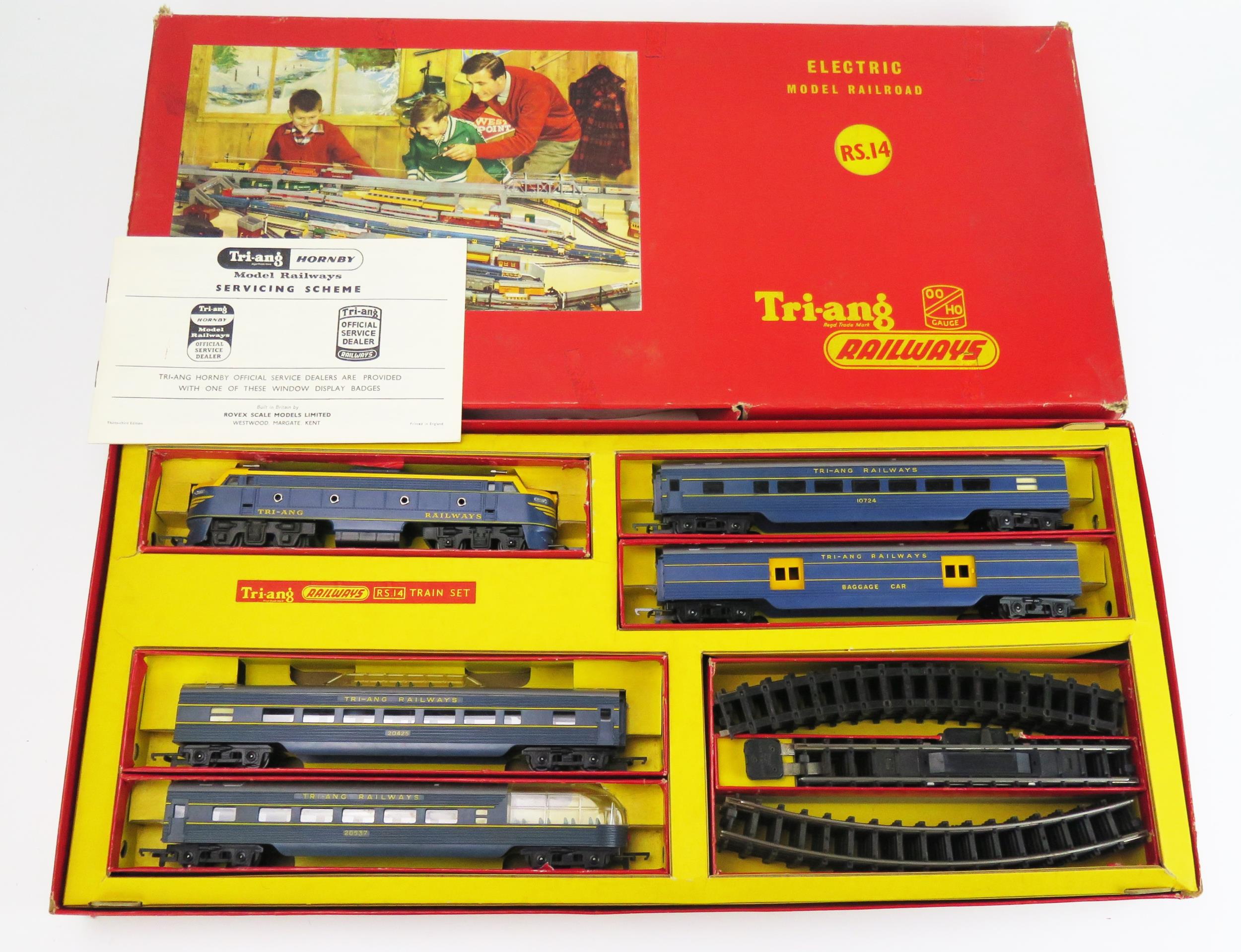 Triang Railways OO Gauge RS14 Transcontinental Passenger Train Set in blue/yellow with Double