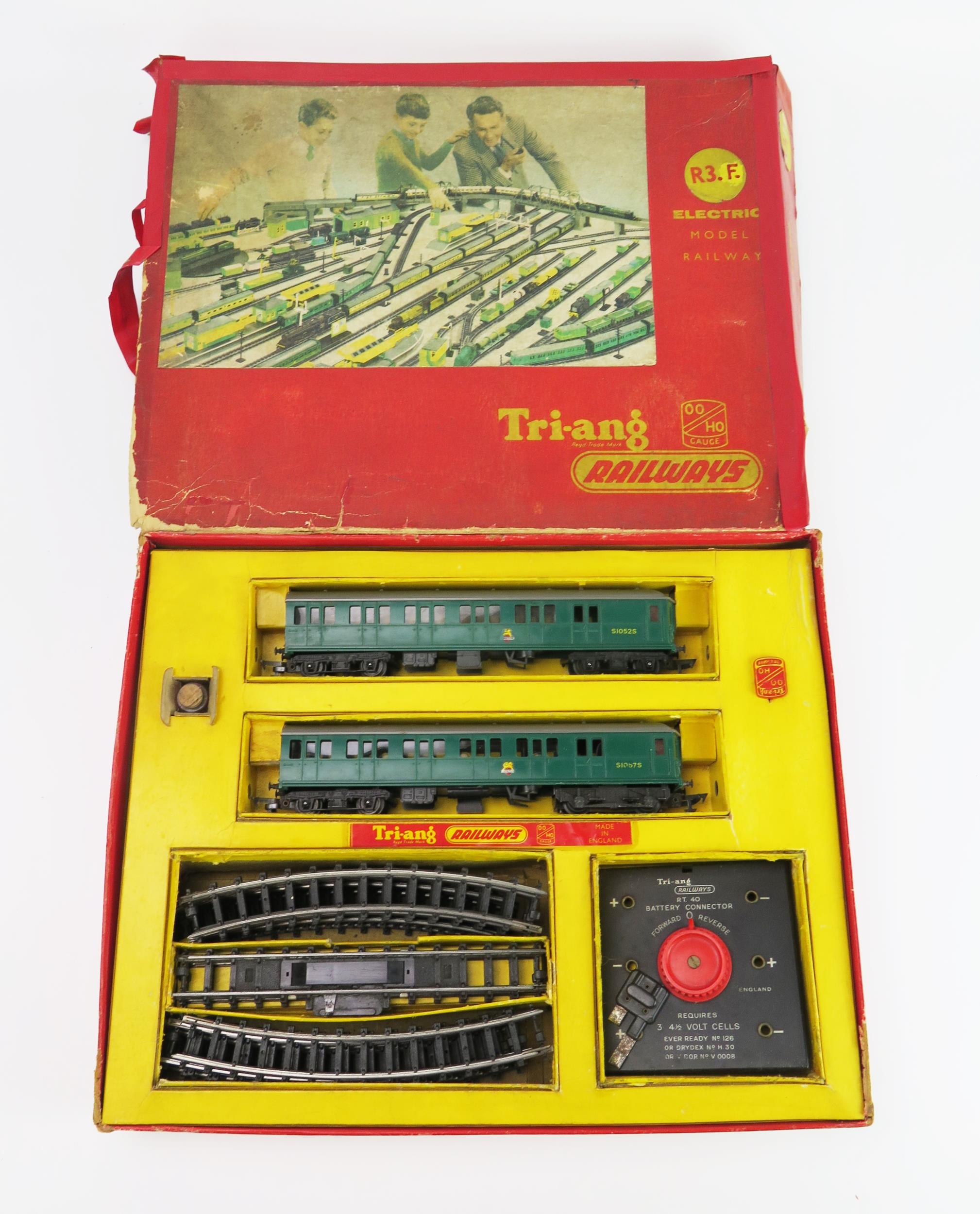 Triang Railways OO Gauge R3F Suburban Train Set with R157/R158 Diesel 2 Car Unit - very good+ in