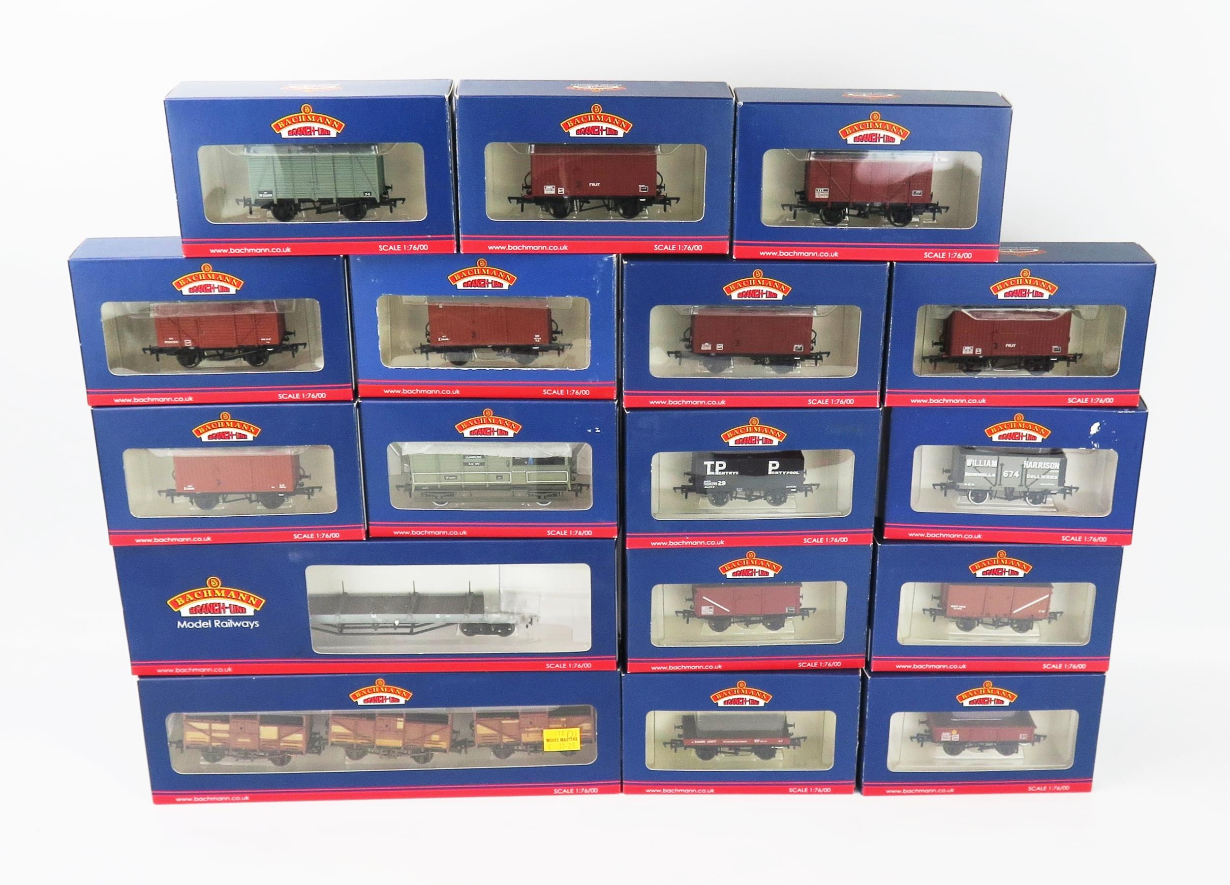 Bachmann OO Gauge Group of Rolling Stock including 12T Ventilated Vans etc. - excellent in boxes