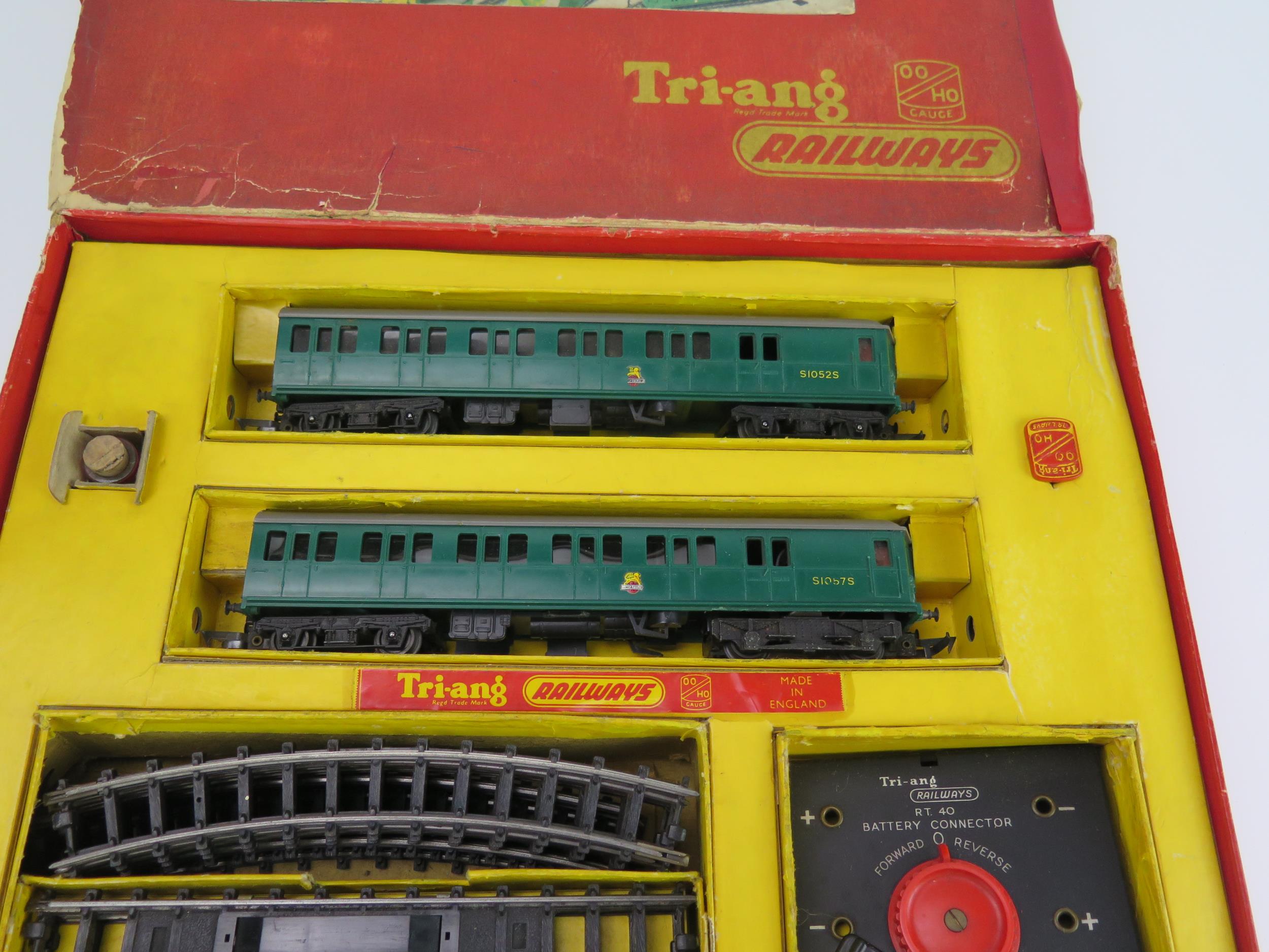 Triang Railways OO Gauge R3F Suburban Train Set with R157/R158 Diesel 2 Car Unit - very good+ in - Image 2 of 2