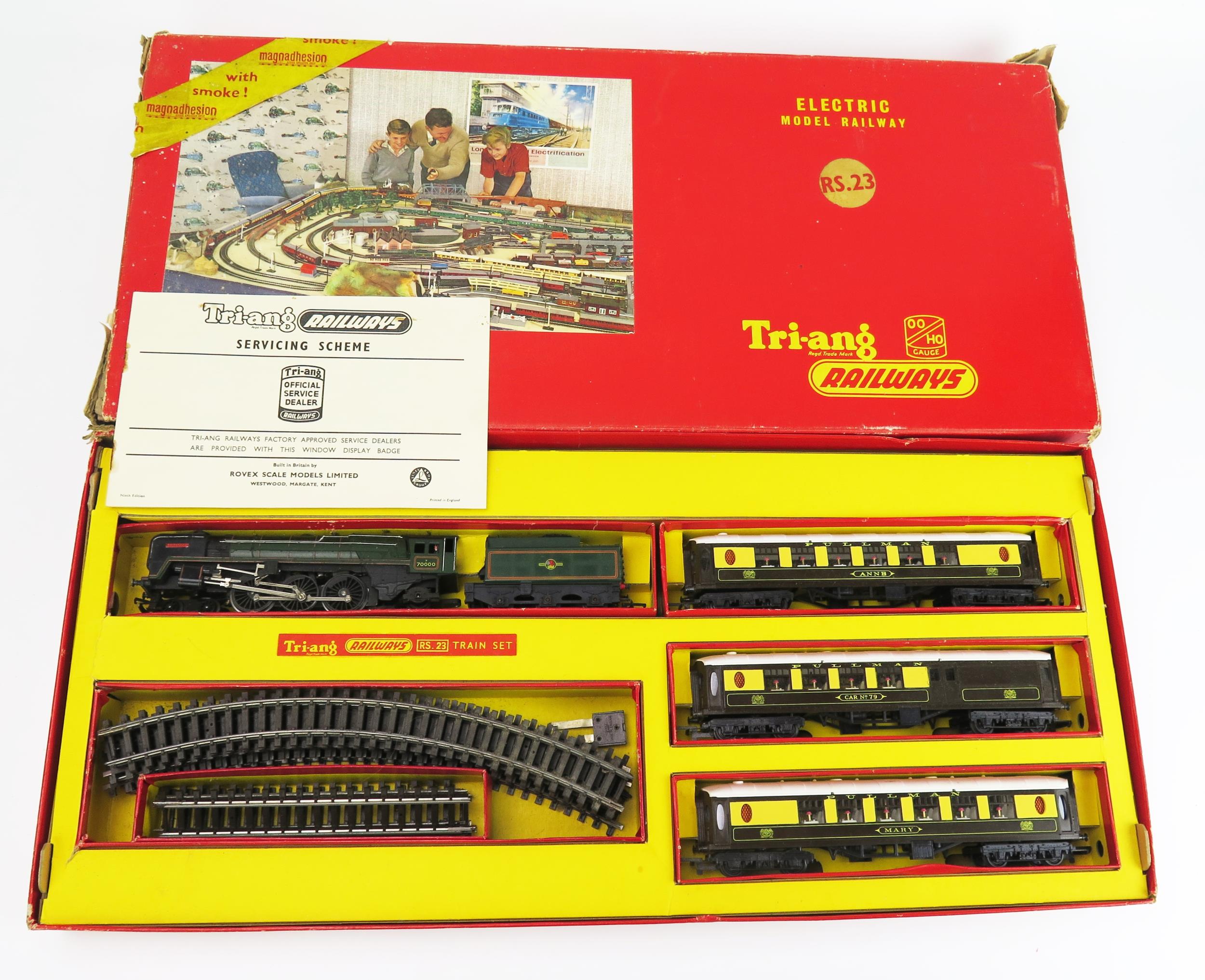 Triang Railways OO Gauge RS23 Passenger Train Set with R259 4-6-2 "Britannia" Loco Br Green 70000