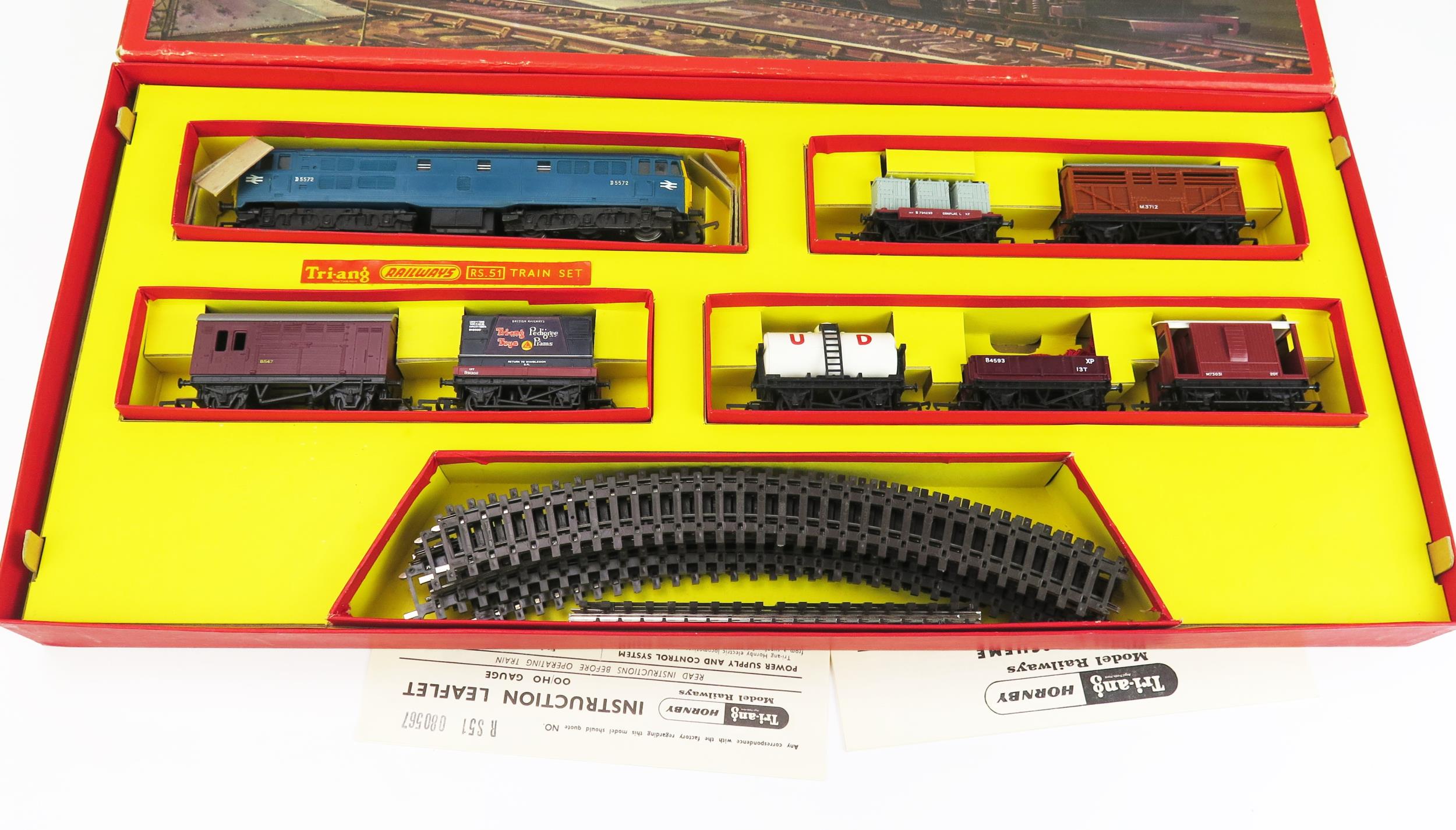 Triang Hornby OO Gauge RS51 The Freightmaster Train Set with scarce card tray and inserts, R357 - Image 2 of 2