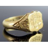 An Edwardian 18ct Gold Signet Ring decorated with foliate chased shoulders and CS or SC monogram,