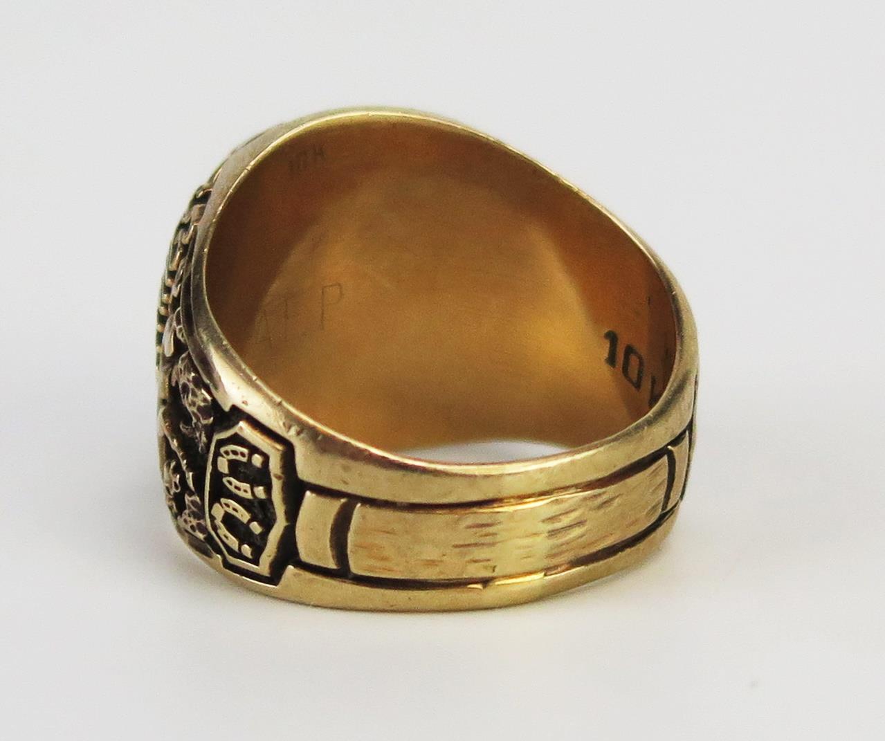 A 10K Gold American College Ring with inset topaz? 'STEPHEN F. AUSTIN HIGHCLASS OF 73 MUSTANGS, size - Image 4 of 5