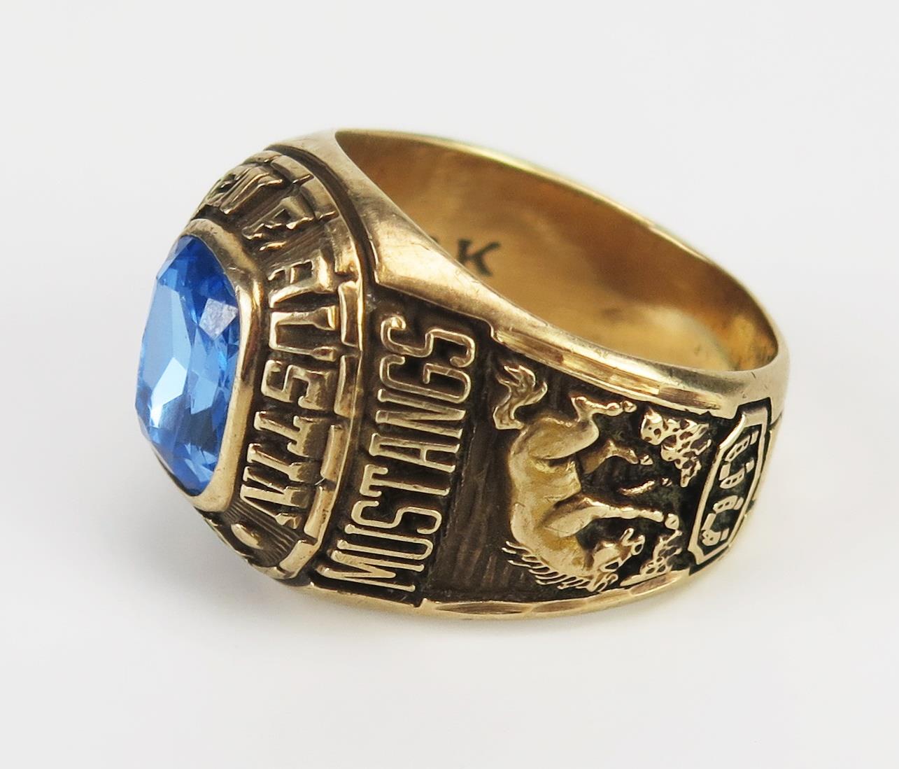 A 10K Gold American College Ring with inset topaz? 'STEPHEN F. AUSTIN HIGHCLASS OF 73 MUSTANGS, size - Image 3 of 5