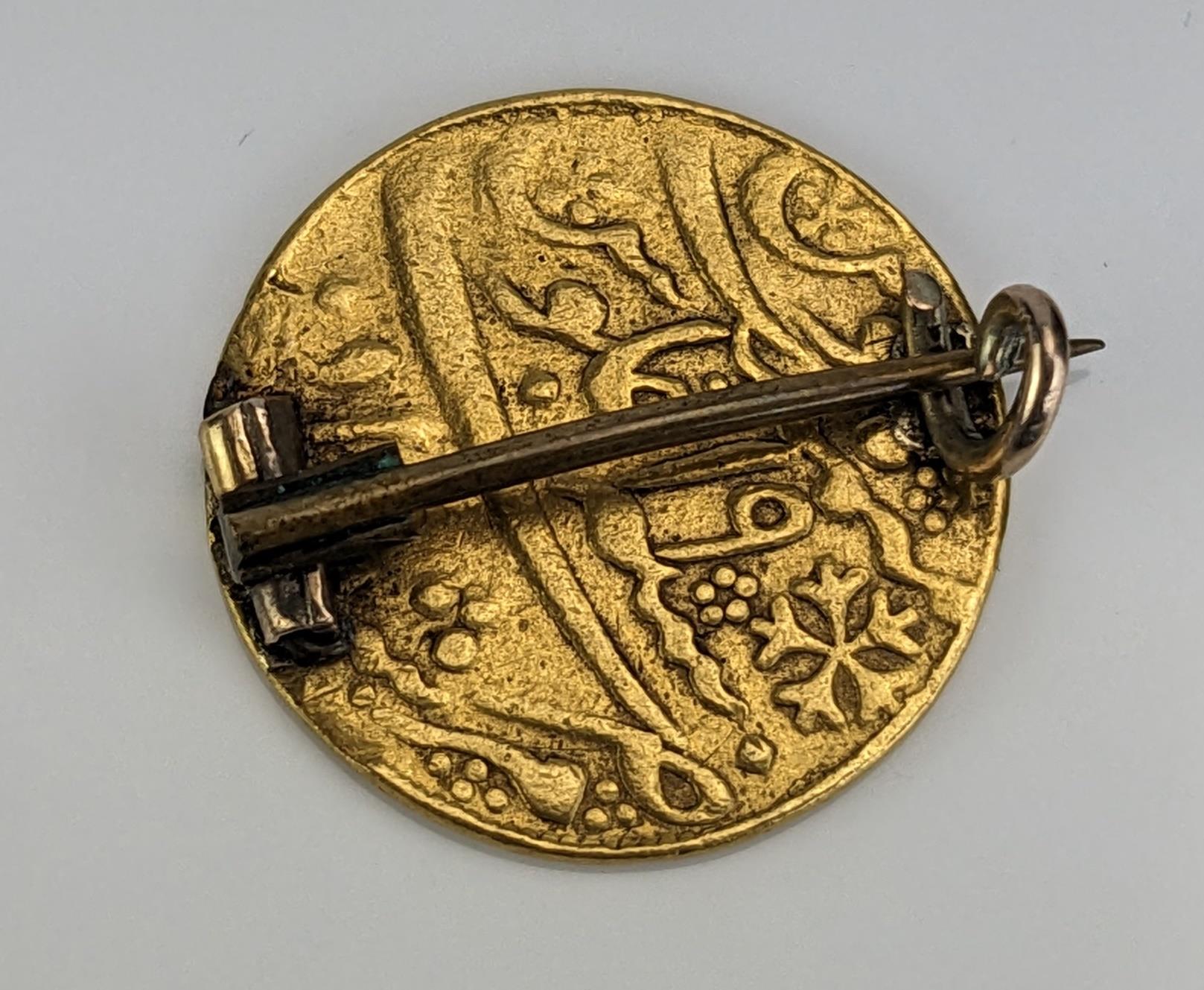 An Indian? Gold Coin Brooch, 22mm, 6.7g - Image 2 of 2