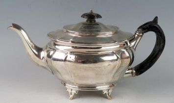 An Edward VII silver teapot, maker Daniel & John Wellby, London, 1902, of oval fluted form, with
