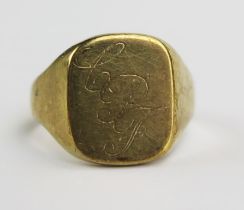 A 9ct Gold Signet Ring, London hallmarks, size M, 5,73g