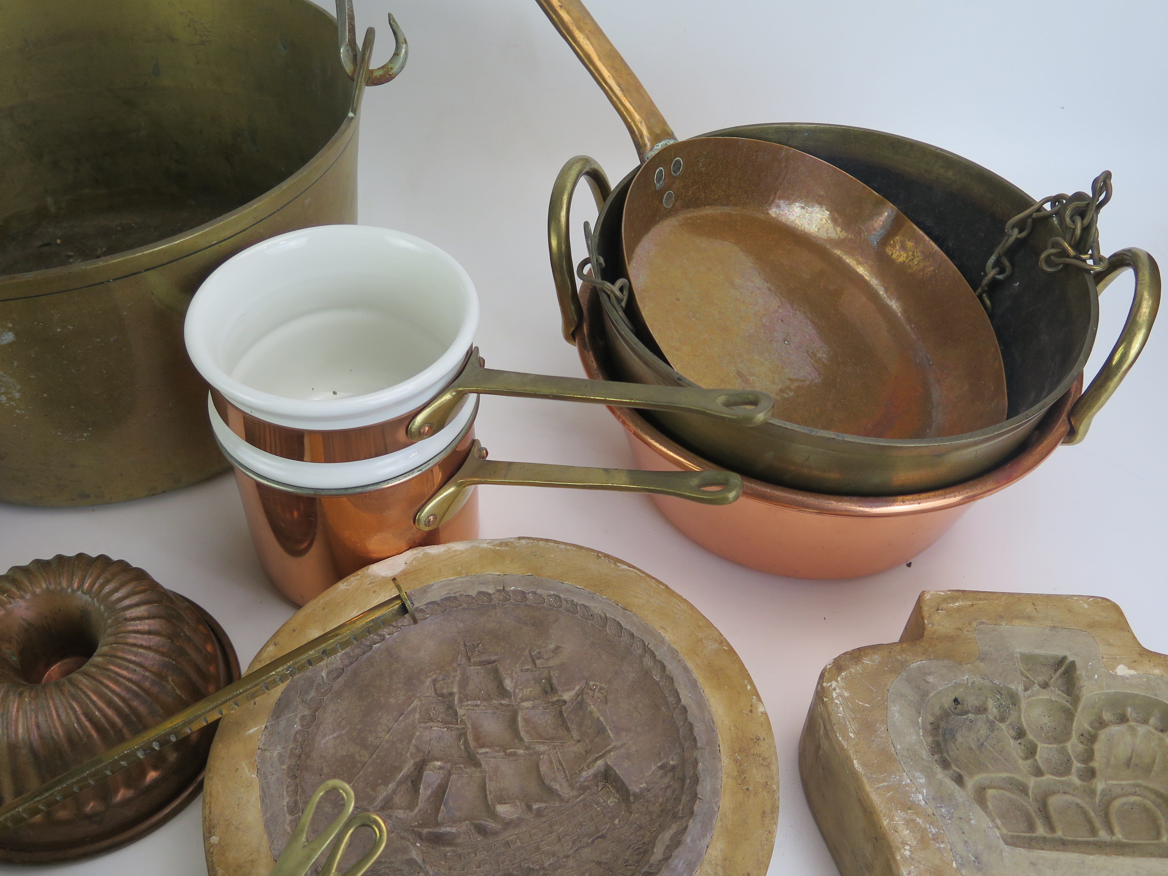 A collection of assorted kitchenalia, includes graduated saucepans, preserve pans, moulds, brass - Image 5 of 5