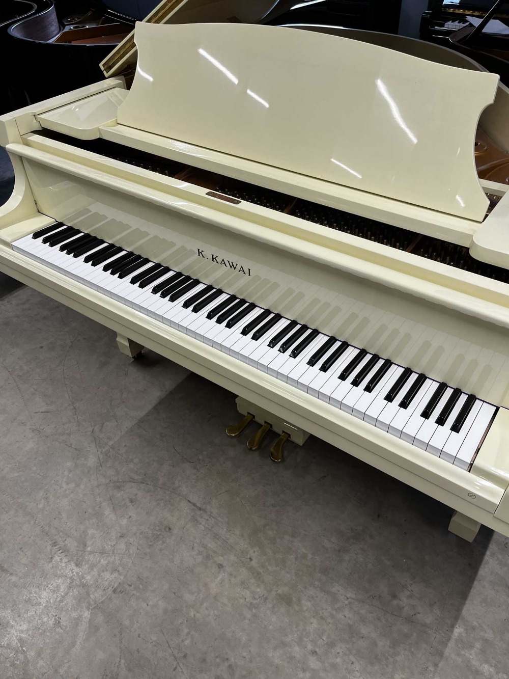 Kawai (c1984) A 5ft 1in Model KG-1D grand piano in a cream case on square tapered legs; together - Image 2 of 8