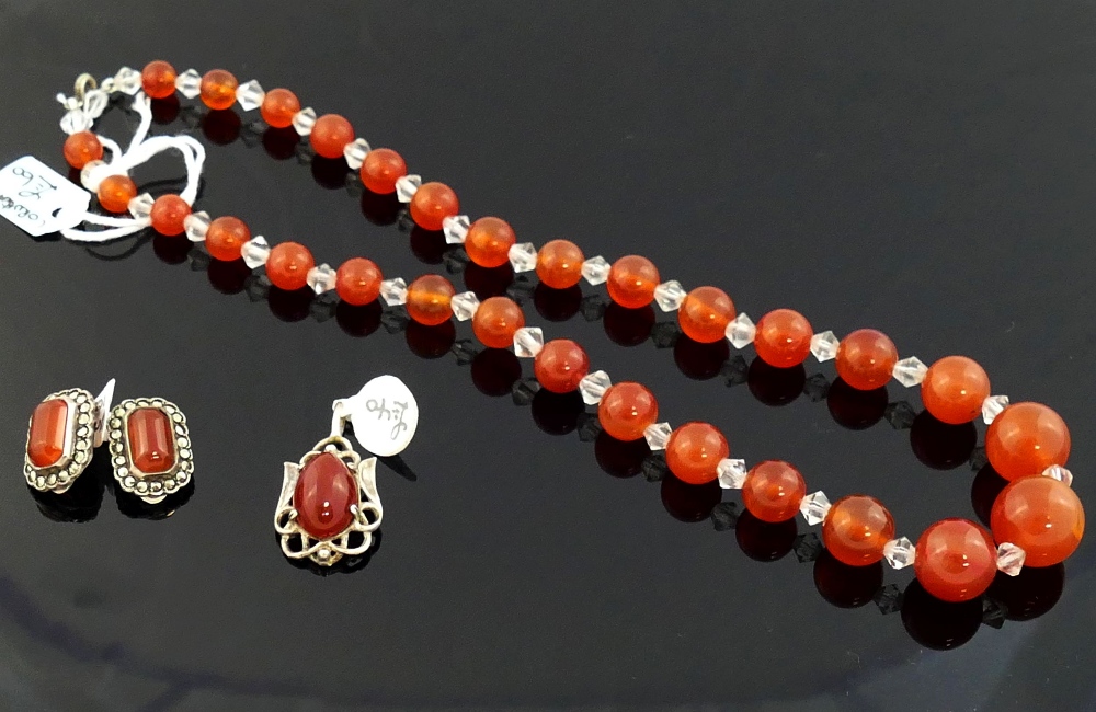 A selection of carnelian jewellery comprised of a large oval brooch, 6cm wide, a smaller brooch, a - Image 3 of 4