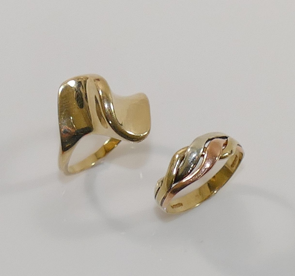 Two 9 carat gold rings comprised of a tri-colour ring, finger size L, and an abstract ring, finger - Image 2 of 2
