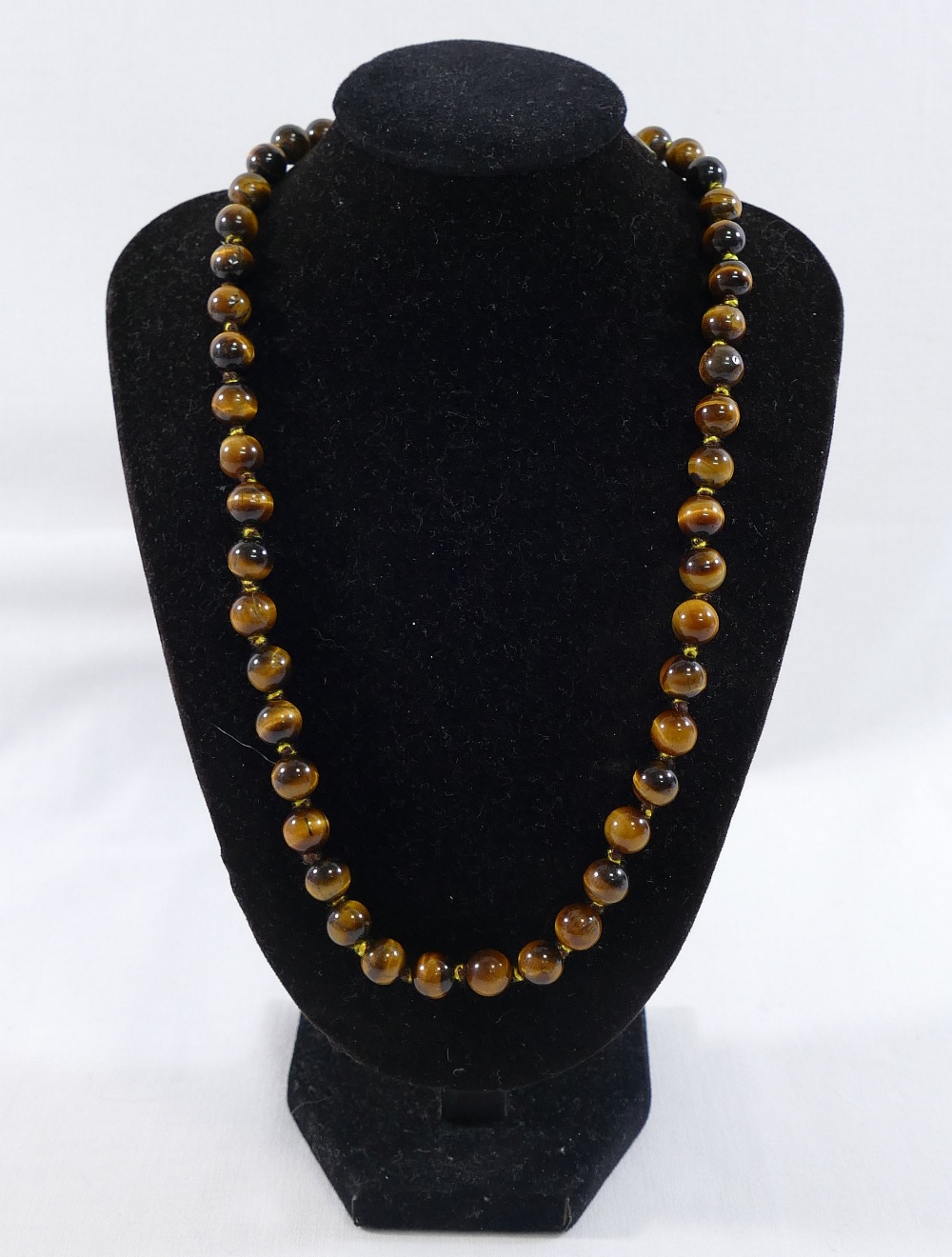 A selection of tiger's eye jewellery comprised of a string of cylindrical beads, a round cabochon - Image 3 of 3