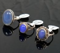 A selection of carnelian, green and blue agate set jewellery comprised of two oval brooches, two