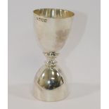 An Edwardian silver double ended drinks measure, London 1902, 10cm high, 2.19ozt, 67.9gCONDITION