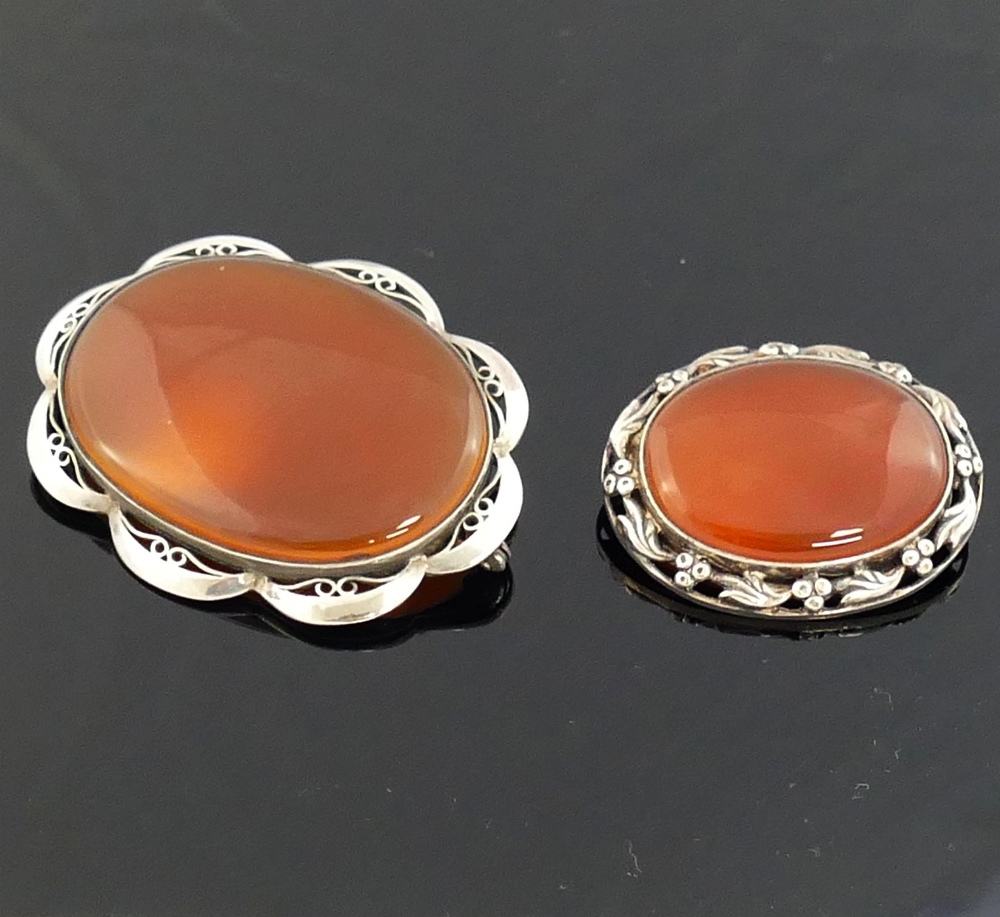 A selection of carnelian jewellery comprised of a large oval brooch, 6cm wide, a smaller brooch, a - Image 4 of 4