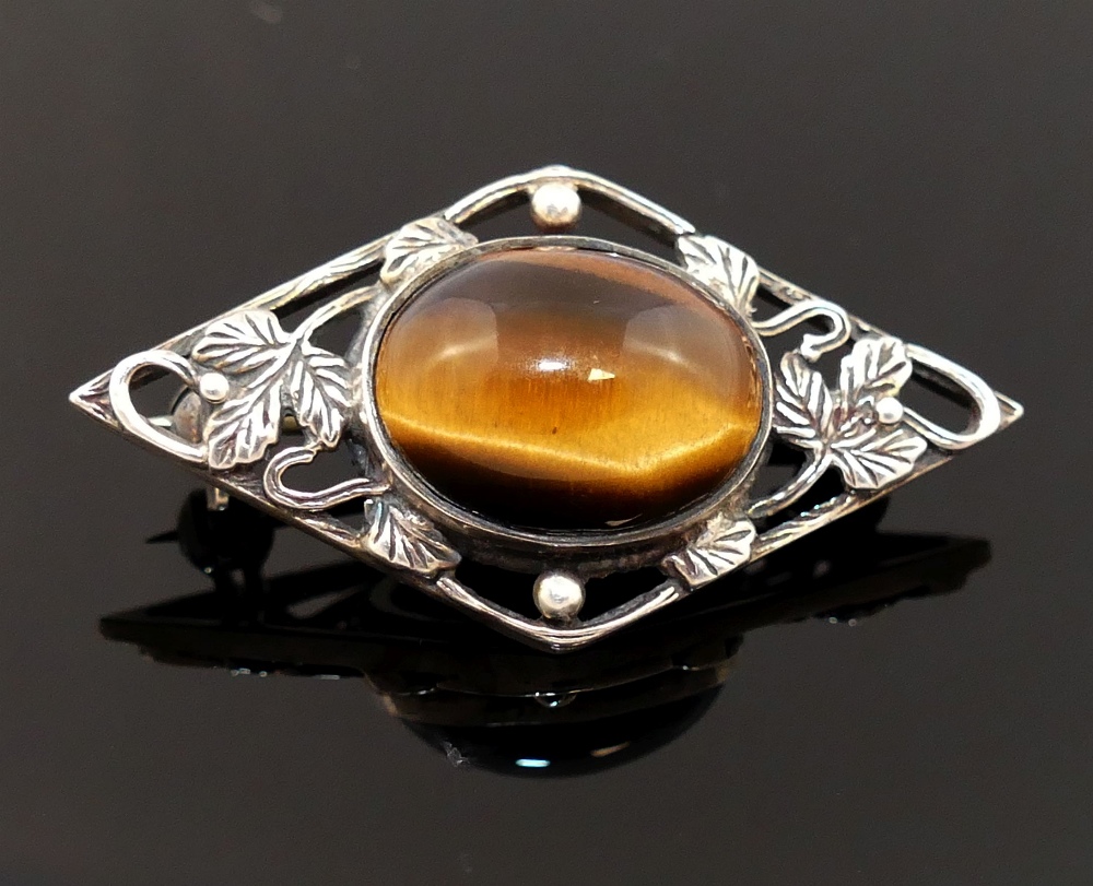 Four items of tiger's eye jewellery comprised of a large single stone ring, a circular openwork - Image 2 of 5