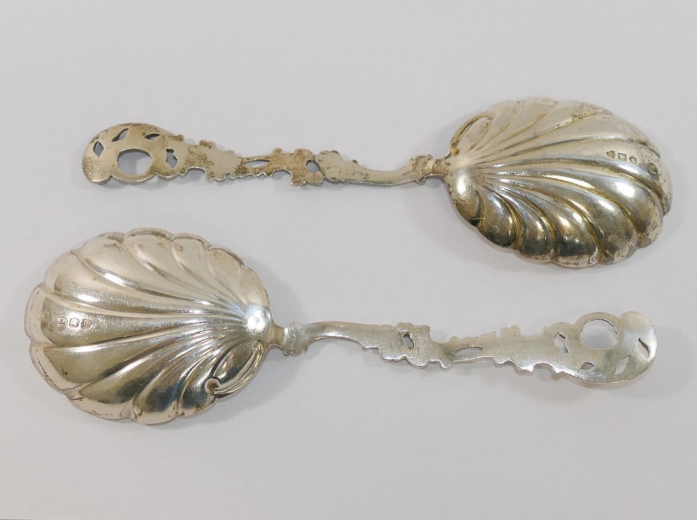 A pair of late Victorian silver serving spoons with shell-shaped bowls and pierced and cast acanthus - Image 2 of 2