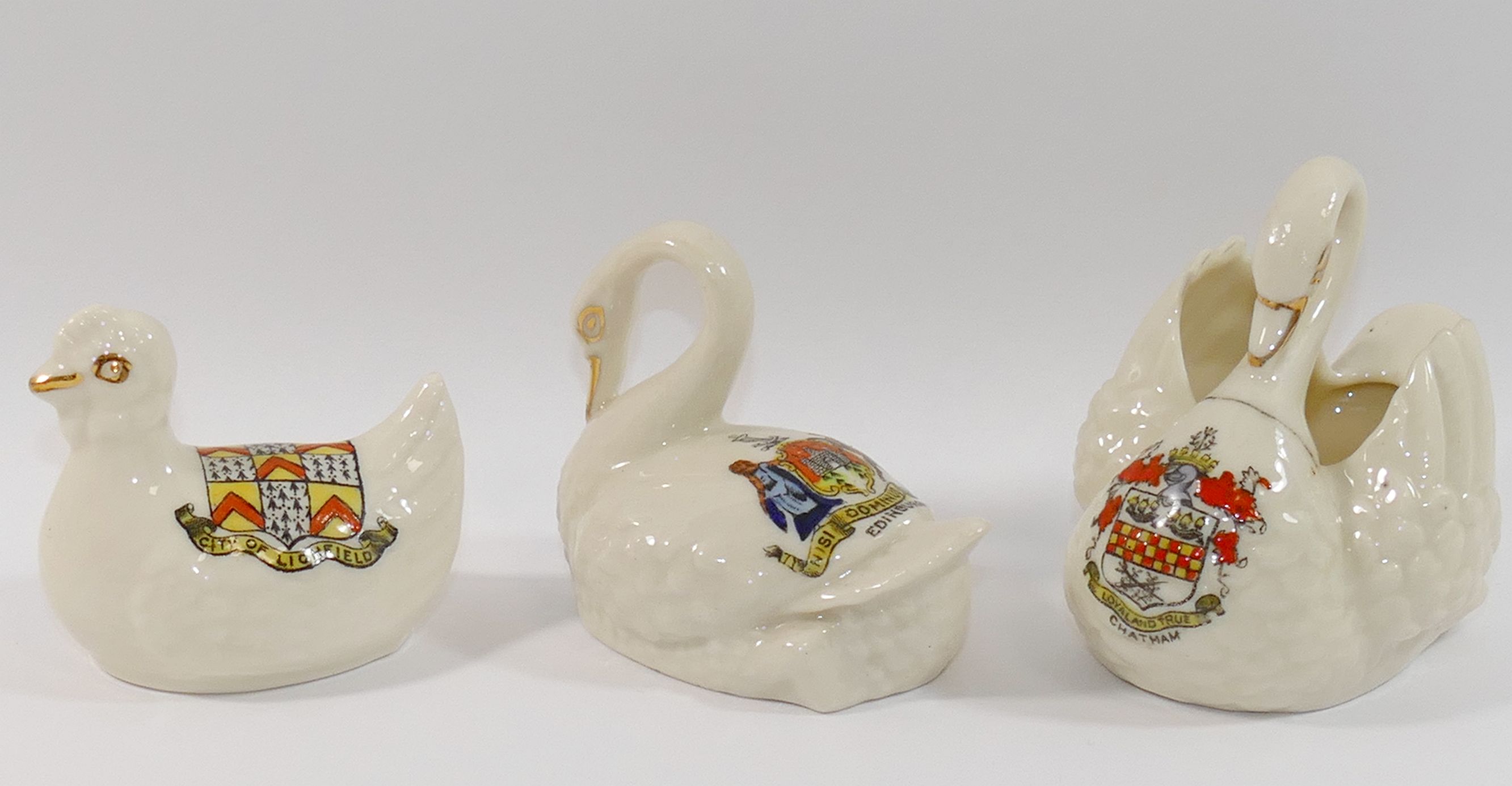 A collection of crested china, including a Vienna City of London teaset, a Willow Art Eton vase, a - Image 5 of 8