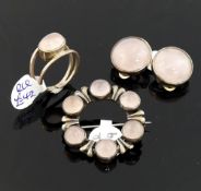 A quantity of rose quartz jewellery, comprised of a bracelet, a circular brooch, a  pendant, a
